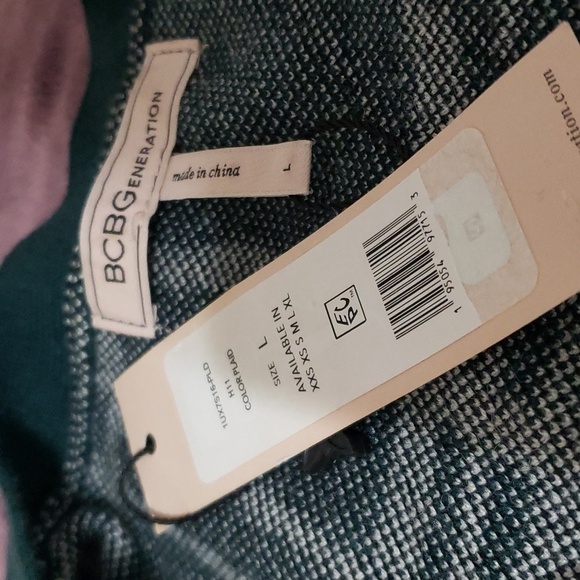 BCBGeneration. NWT. Green & White; Long Sleeves; Buttons; Crop; Sweater..Size L. - Picture 13 of 16
